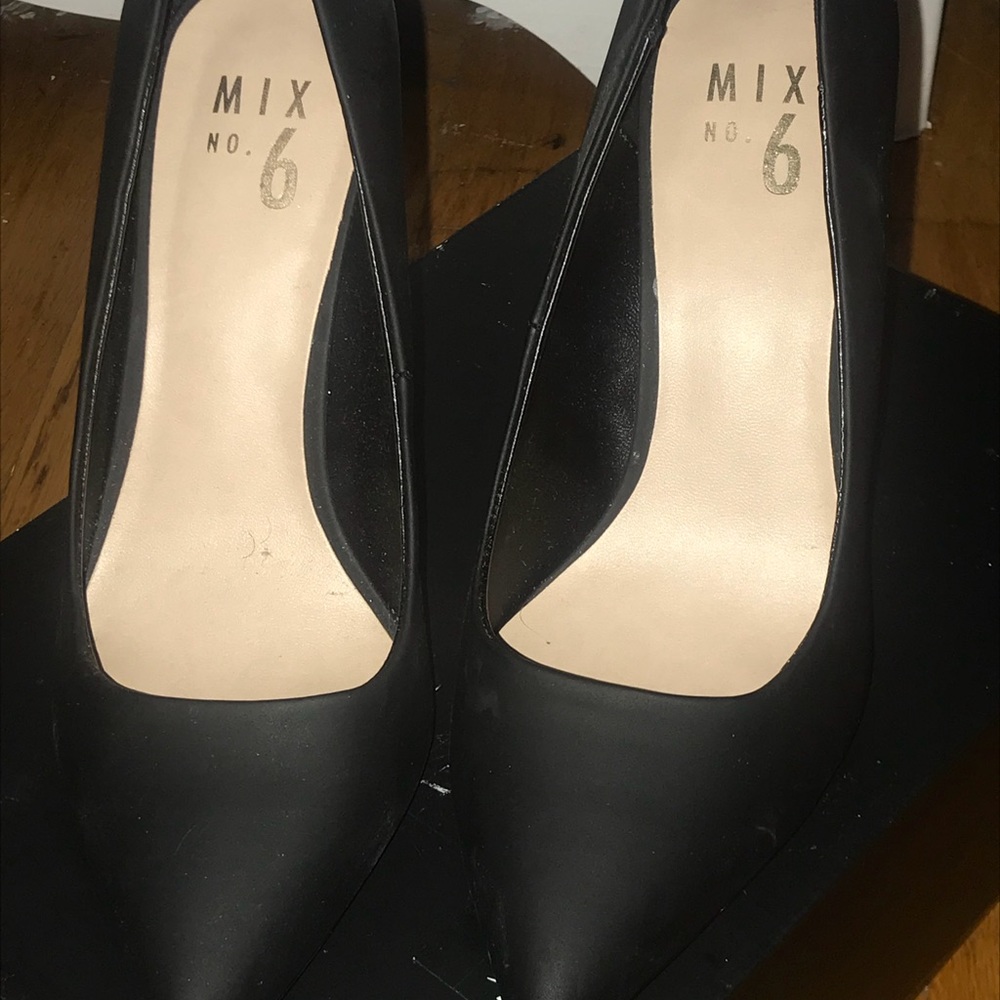 Black pumps
